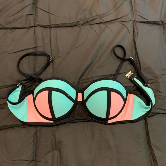 Bikini - Picture 2 of 3